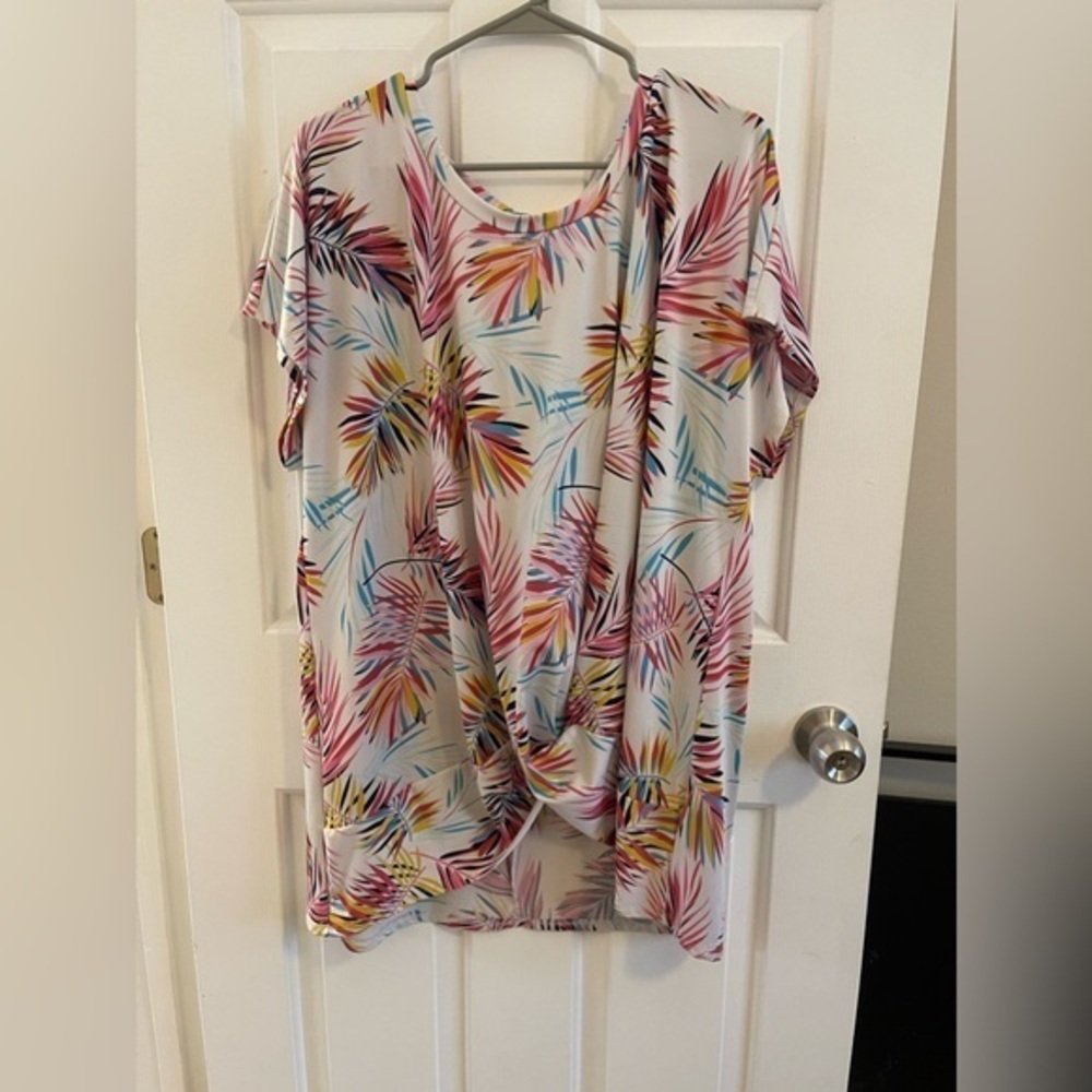 HoneyMe XXL Palm Leaf Colorful Short Sleeve Top